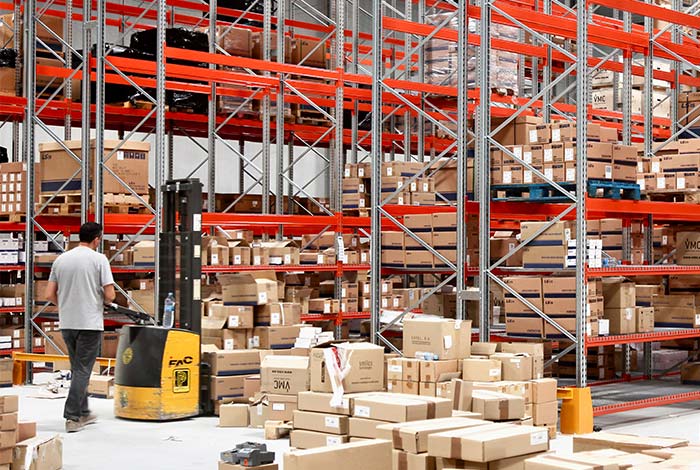 wave-picking-operation-in-a-warehouse
