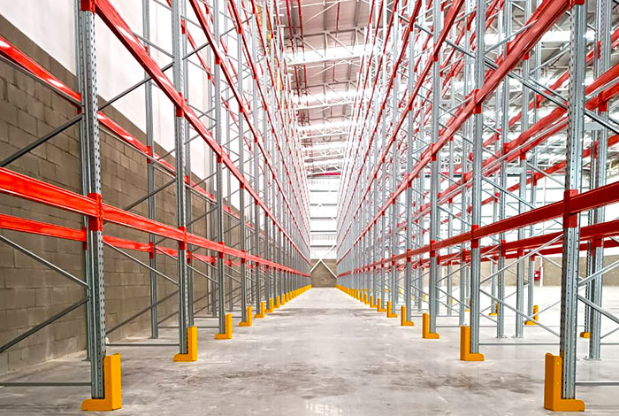 Installation of adjustable pallet racking at Refax Colombia’s warehouse